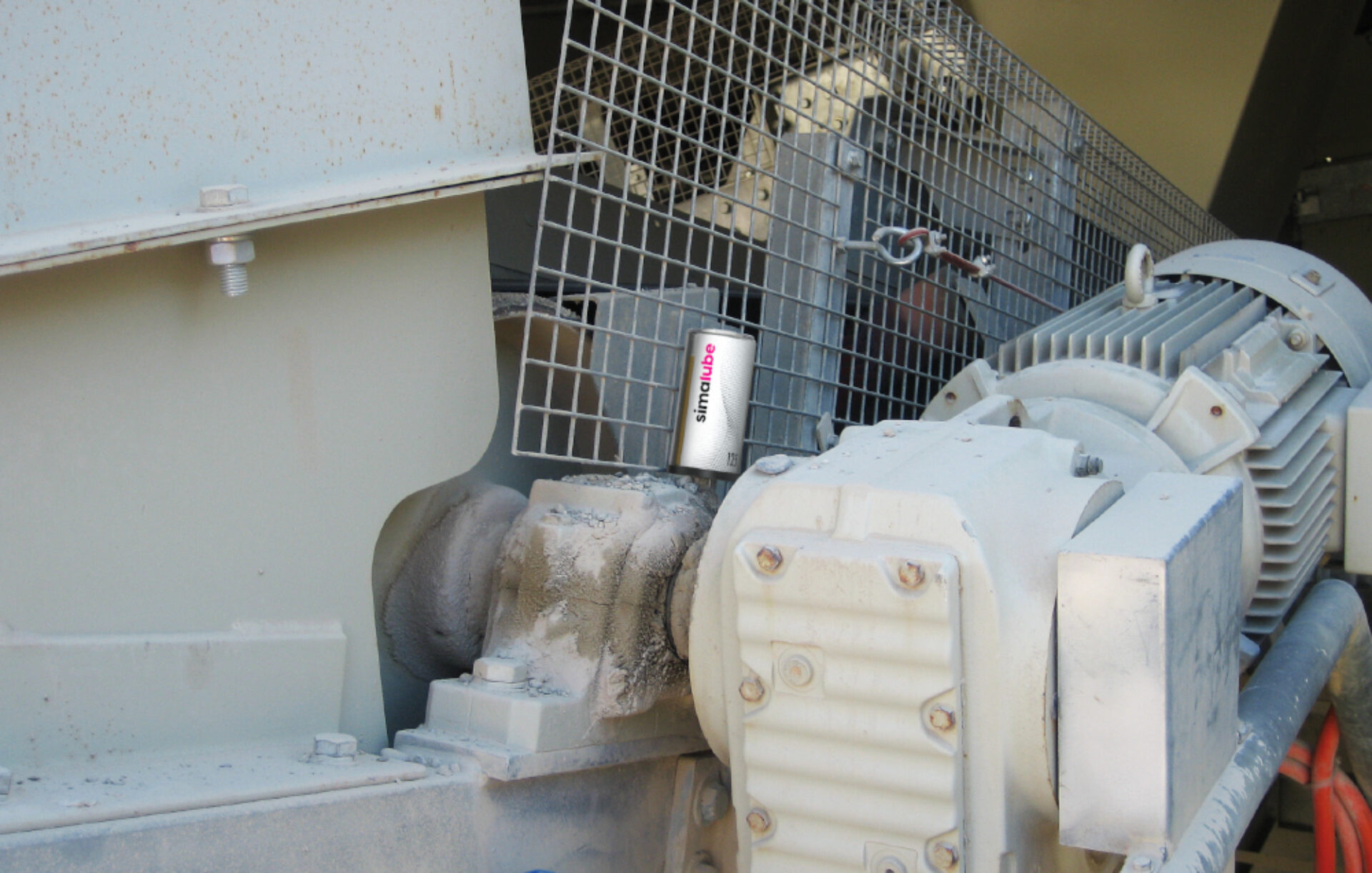 A vertical bearing on a conveyor belt